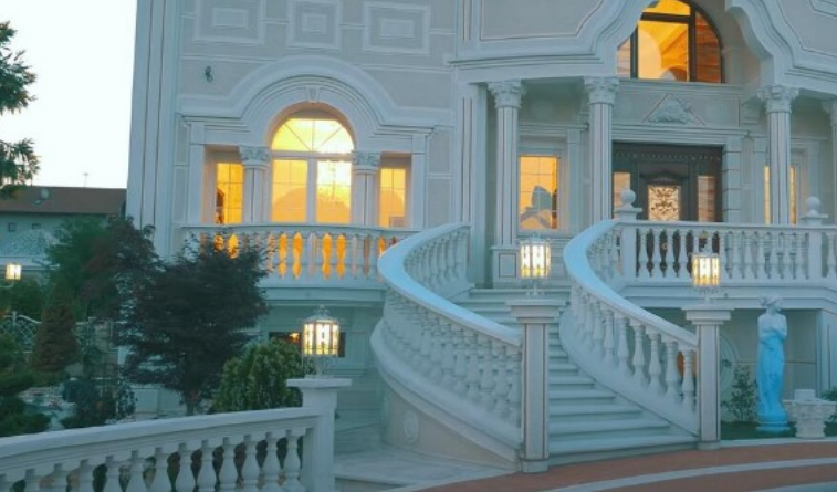 Тања Савиќ сака да влезе во него: Погледнете во каков дворец живее градоначалникот на Бања Лука
