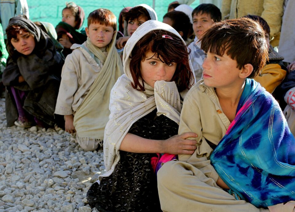 Отруени 60 авганистански девојчиња