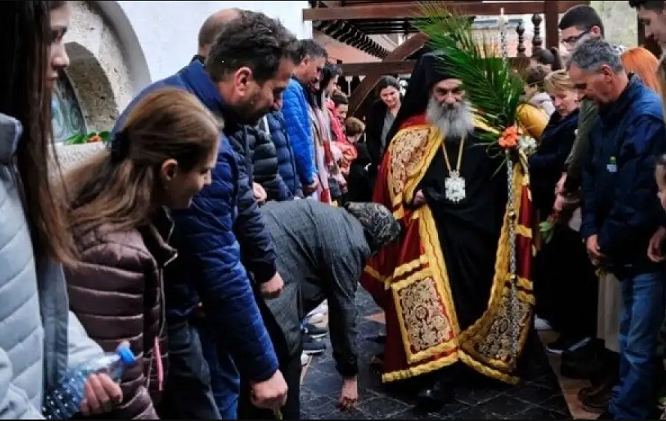 Продолжува традицијата на одбележување на празникот Цветници во црквата „Успение на Пресвета Богородица“ во Дебар