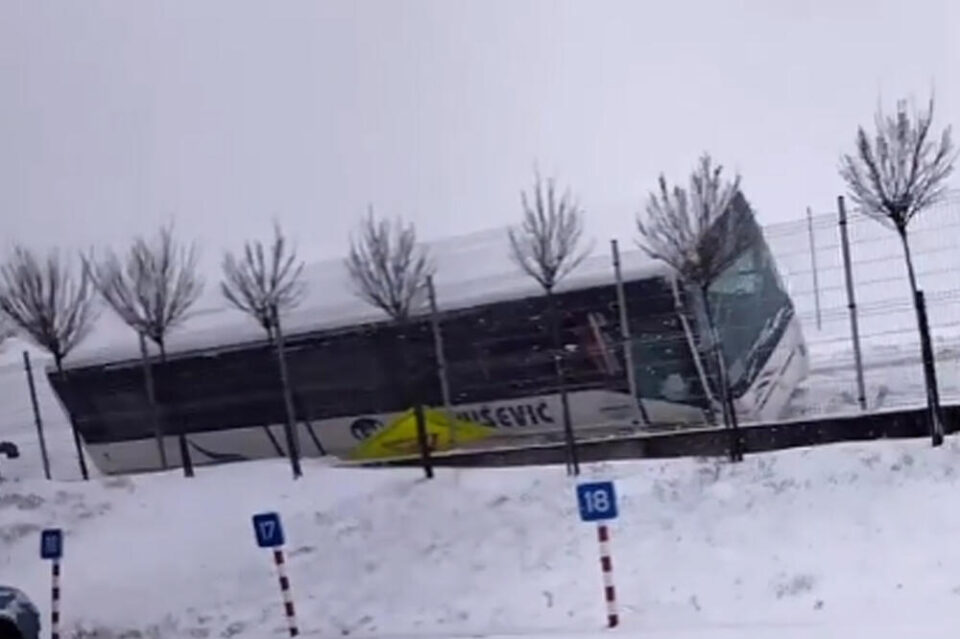 Автобус се преврте кај Крагуевац: Превезувал работници, па излетал од патот, повредени 18 патници
