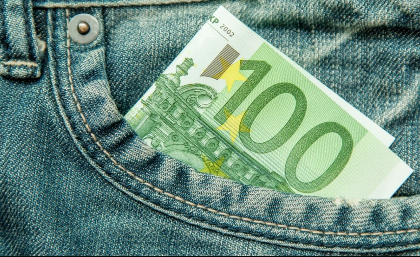 Работник во Унгарија по грешка примил плата од 92.000 евра, не сака да ги врати