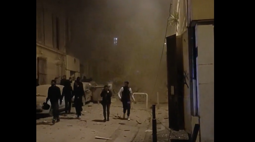 Се урна зграда во Марсеј, па се запали – се бараат преживеани лица