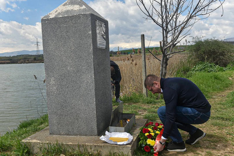 11 години од убиството на Велики четврток: Мицкоски, Стефковски и Костовски положија свежо цвеќе на Смилковско Езеро