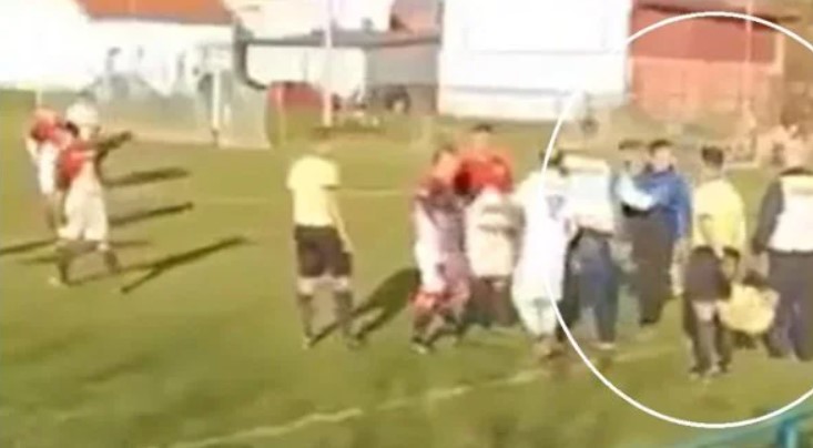 Навивач во Србија со нож истрча на терен и застана меѓу играчите и судијата, едвај го смирија