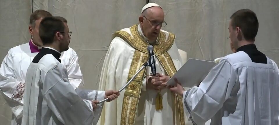 Папата Франциск на вечерната миса ги осуди „ледените ветришта на војната“