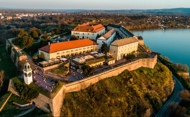 Паднале од Петроварадинската тврдина во Нови Сад, еден починал на лице место, еден со тешки повреди примен на хирургија