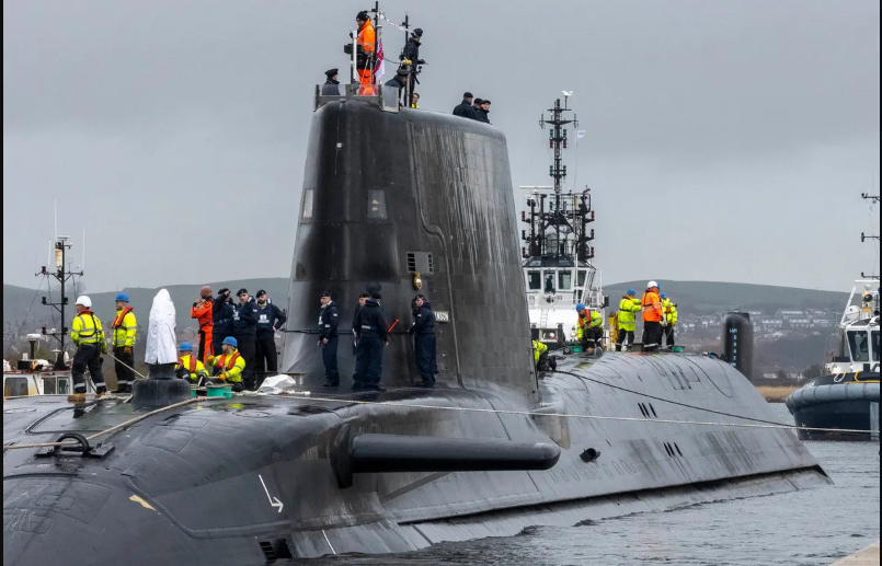 Документи за најмодерната британска подморница најдени во тоалет во паб преполн со гости