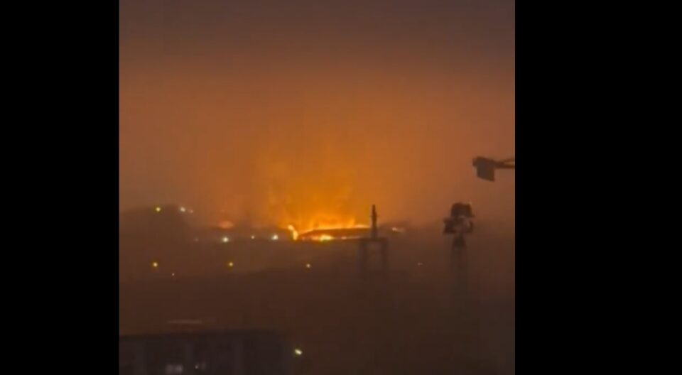 Огромен пожар во Хамбург, облак полн со хемикалии се шири низ градот