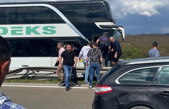 Автобус со српски ученици удри во банкина на автопат
