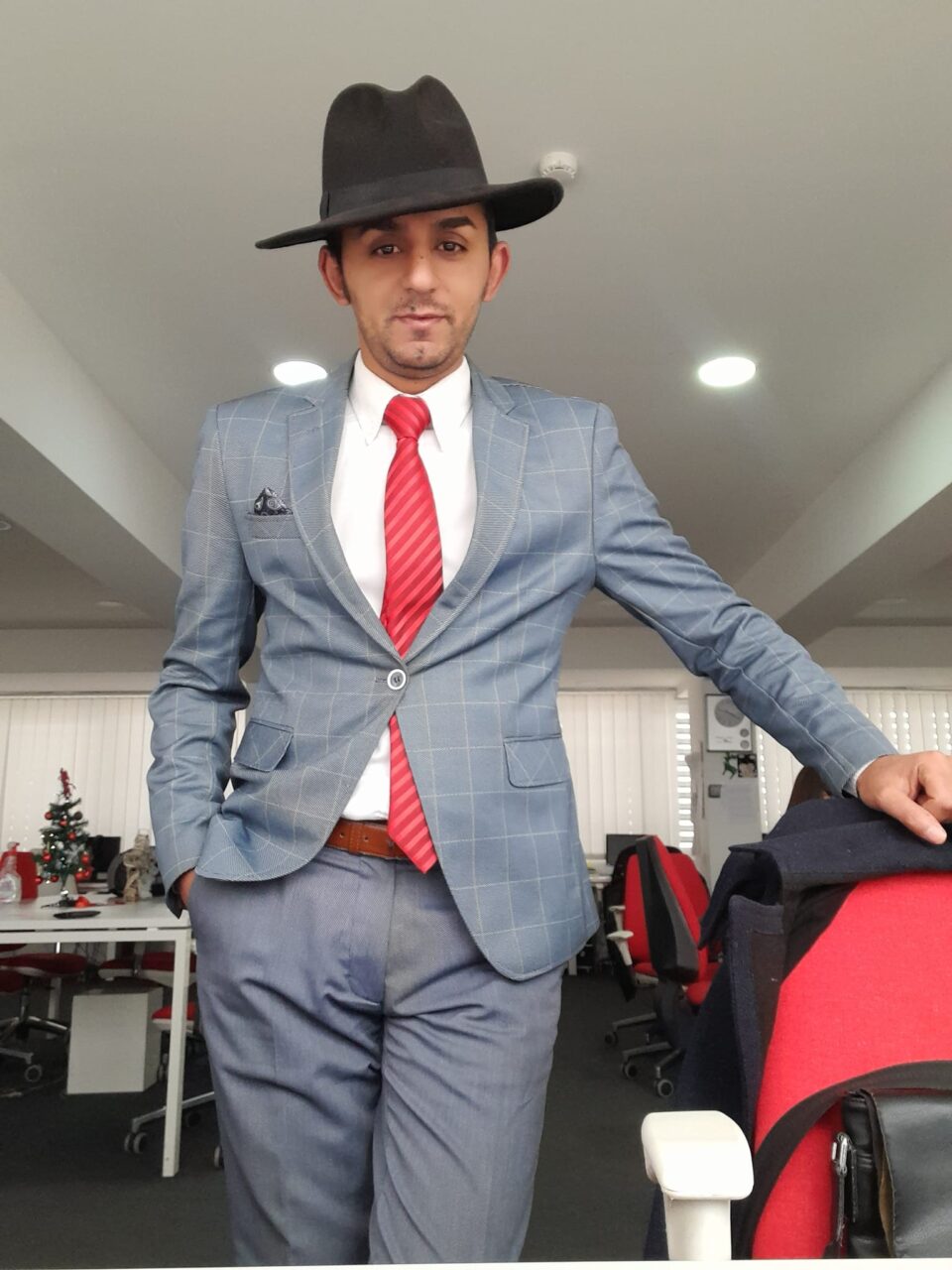 ЗНМ во одбрана на новинарот Сунаи Сабриоски по навредите за неговиот стил на облекување