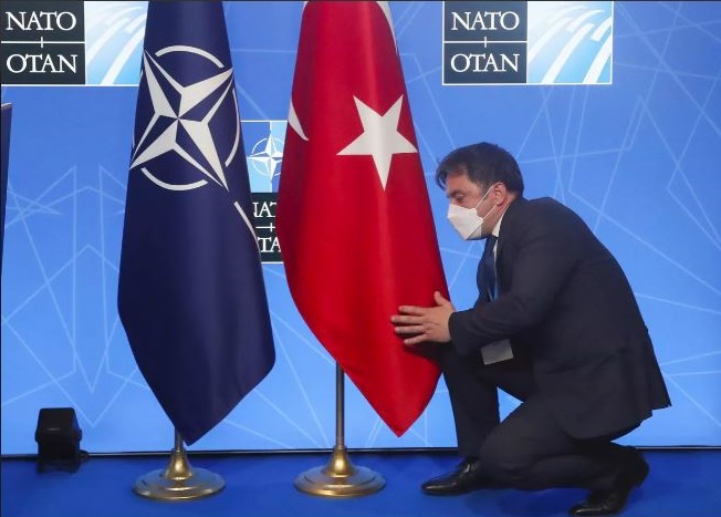 Турски адмирал предупредува на можен широк конфликт во регионот и повика на напуштање на НАТО