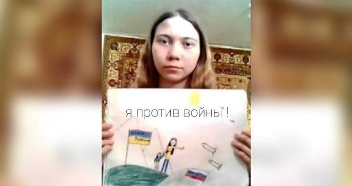 Русија: Таткото на девојчето кое нацрта антивоен цртеж е во затвор во Белорусија