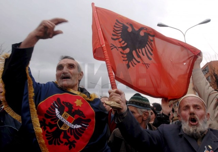 Десетици илјади Косовари на улица бараат правда за Хашим Тачи и лидерите на УЧК