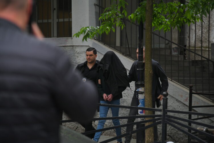 Приведен е ученикот кој пукаше и уби ученици во училиште во Белград