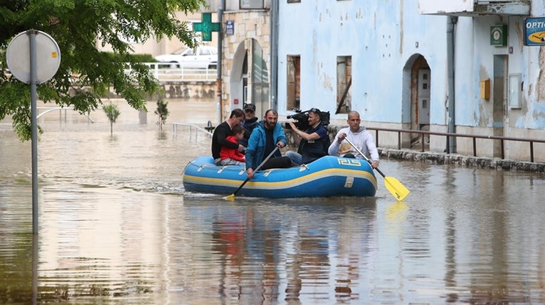 Катастрофални поплави во Хрватска: Поплавени згради, училишта, канцеларии