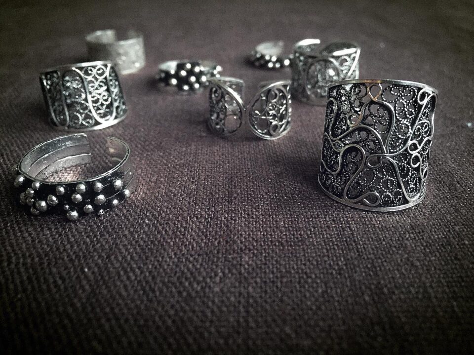 Рачно изработени уметнички форми на накит од сребро, бакар и челик на „Денови на филигранство и накит“