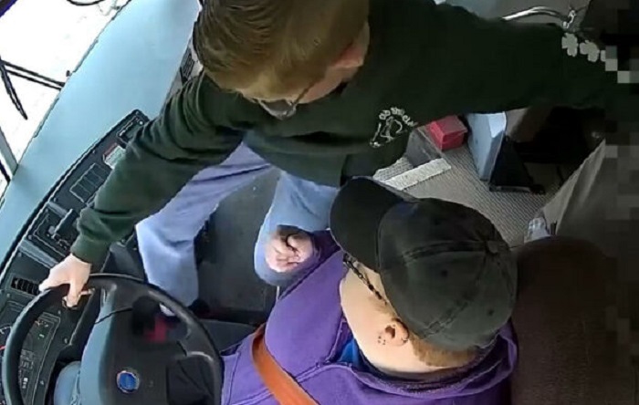 Драма во школски автобус: Возачот се онесвести, а храбар седмодделенец скокна и го запре возилото