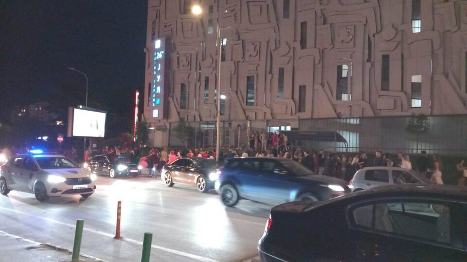 Матуранти ја блокираа улицата пред „Рагуза“, центарот на Скопје парализиран
