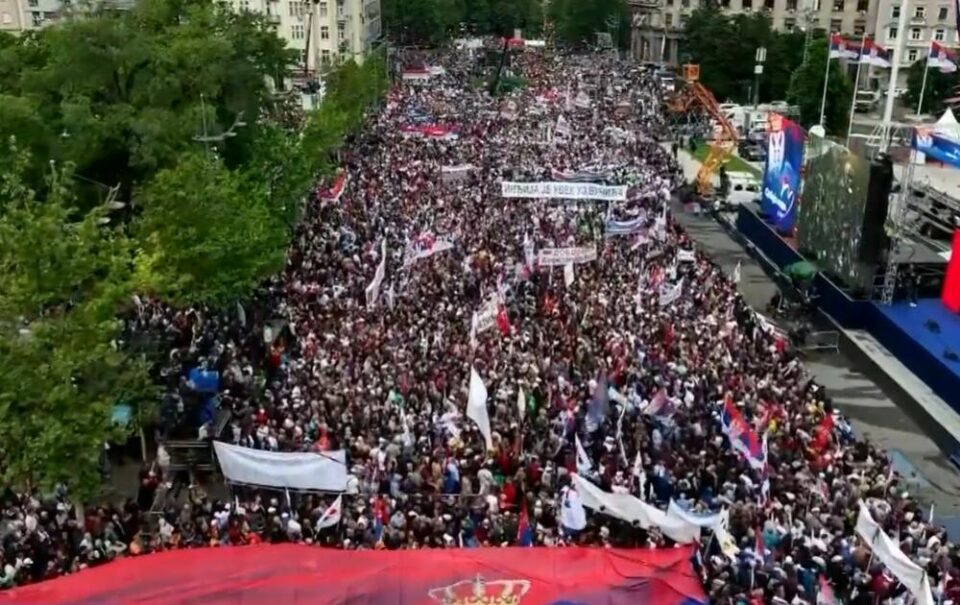 Илјадници се одзваа на повикот на Вучиќ, во тек е големиот собир „Србија на надежта“