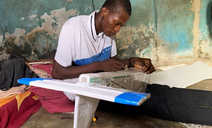 Млад Нигериец самиот направил дрон со парчиња отпад, технолошка компанија му понудила стажирање