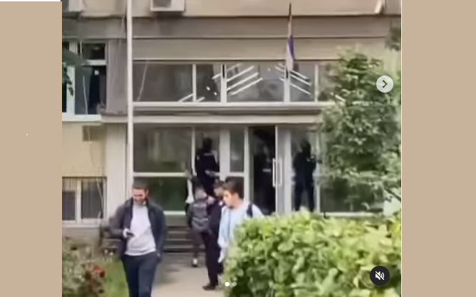 Драма и паника во училиште во Белград: Добиле дојава дека непознато лице ќе упадне со автоматска пушка и бомба