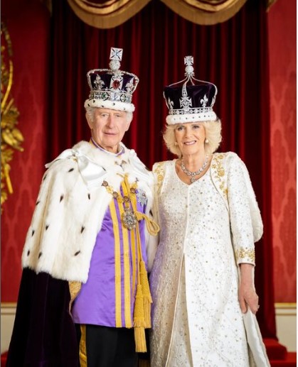 Без Хари на официјалните портрети на кралот и кралицата на Велика Британија