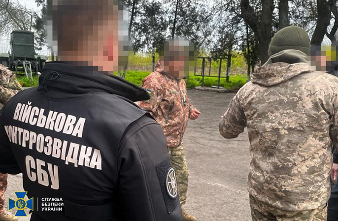 Откриен руски шпион кој се мобилизирал во украинските сили и издавал позиции на авиони и магацини за оружје