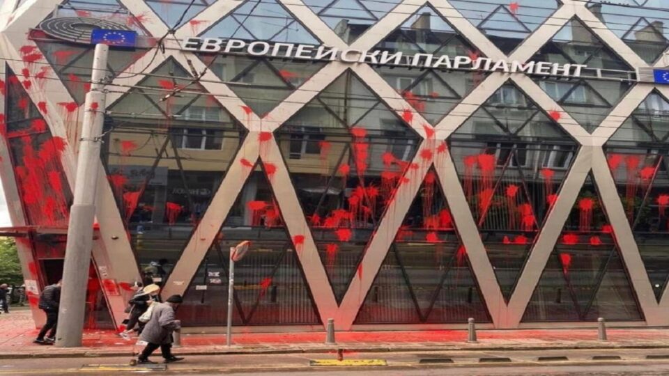 Проруската партија „Вазраждане“ ги вандализира канцелариите на ЕУ во Софија