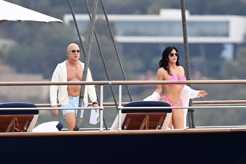 Папараците ги „уловиле“ Џеф Безос и неговата девојка на новата јахта вредна 500 милиони долари