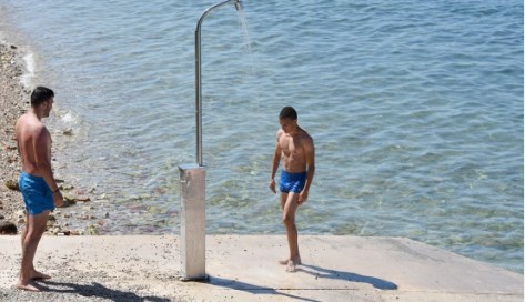Морате да бидете брзи: Туширање на плажа во Хрватска 20 центи за 30 секунди