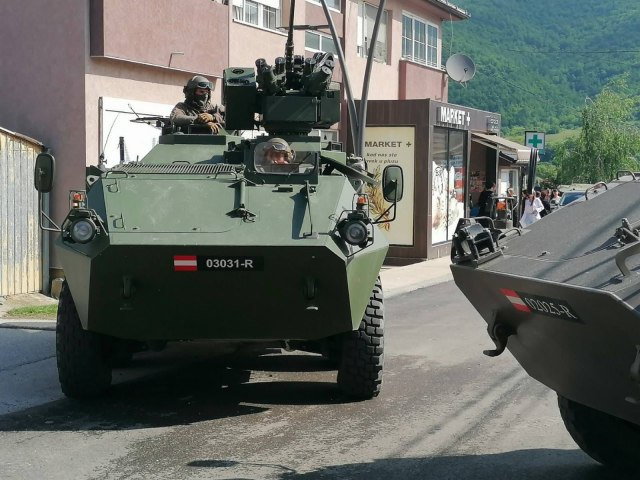 Запалени и оштетени возила и нападнати новинари на косовски медиуми во северно Косово