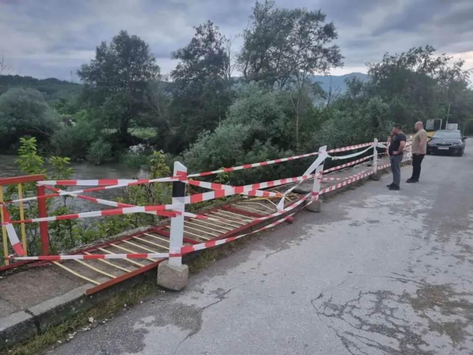 ЦУК: Товарно возило на патот Зелениково – Таор ја пробило оградата на мост на Вардар, нема жртви