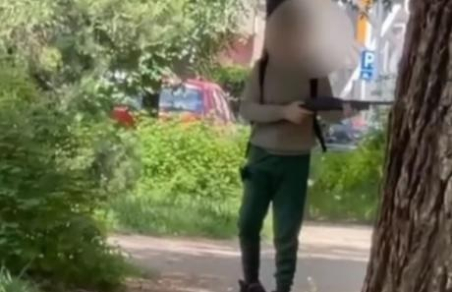 Момче со пушка шеташе пред училиште во Нови Сад