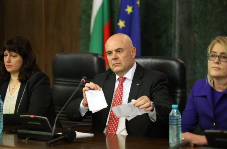 Главниот обвинител во Бугарија ја искина оставката и му објави „војна“ на Борисов
