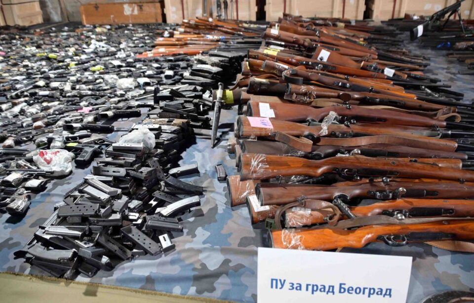 „Калашников“, „зоља“, бомби, пиштоли – какво сè нелегално оружје предадоа Србите в полиција