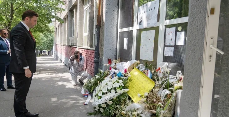 Османи положи цвеќе пред училиштето „Владислав Рибникар“ и им оддаде почит на жртвите во масовното убиство