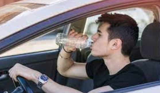 Ако пиете вода додека возите автомобил во Грција  казната е 100 евра