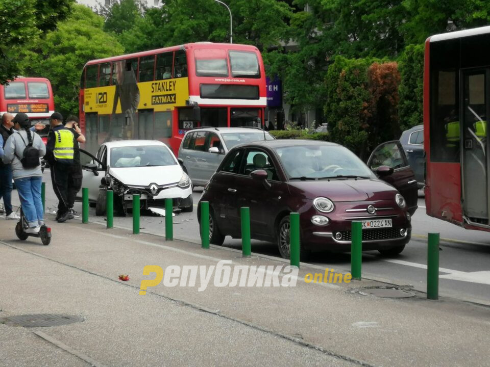 Сообраќајка меѓу автобус на ЈСП и два автомобила го закочи сообраќајот на Партизанска