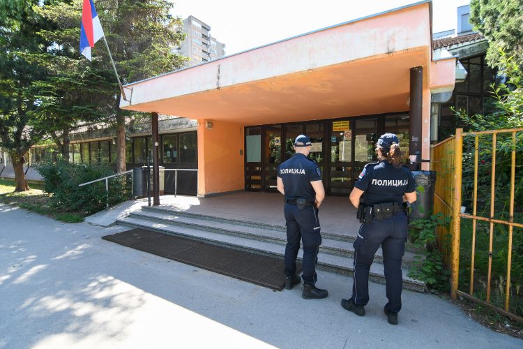 Дојави за бомби во училиштата во неколку градови во Србија