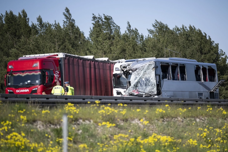 Десетици повредени во судар на автобус од Полска и камион во Германија