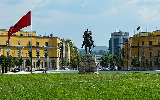 Албанската влада воведува засилени безбедносни мерки за државните институции