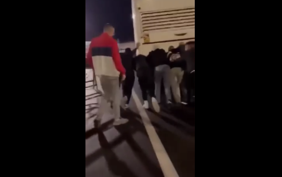 Ученици од Кавадарци го туркаат да запали автобусот кој ги носи на екскурзијата во Франција