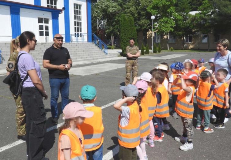 Децата од градинката „Пролет“ во Карпош се дружеа со специјалците од ЕБР