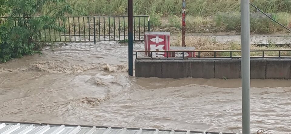 Поплави во Велес по силното невреме проследено со грмотевици