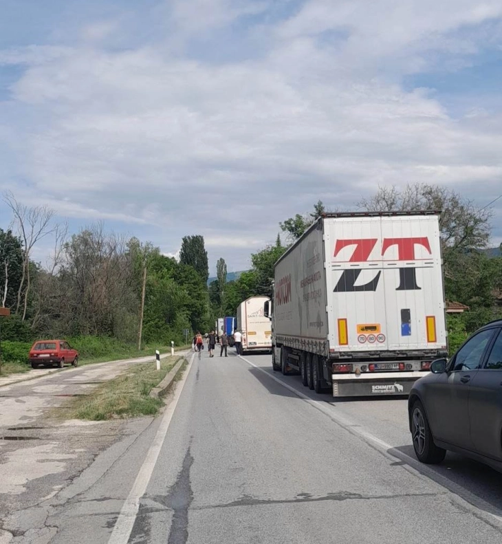 Прекинат сообраќајот на патот Куманово – Крива Паланка, се судриле две товарни возила кај село Псача