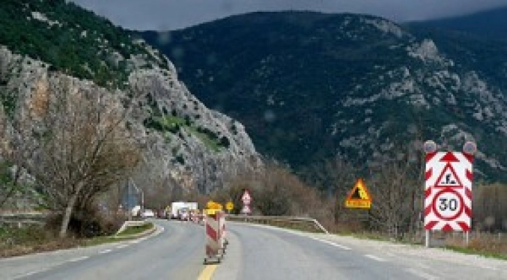 Сообраќајот на регоналниот пат Битола – Новаци е во прекин во двата правци поради протест