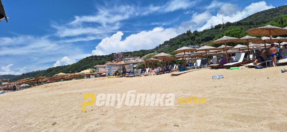 Туристите ќе пријавуваат ако има премногу лежалки на грчките плажи