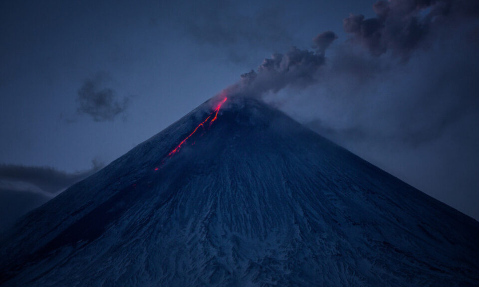 Еруптираше највисокиот вулкан во Евроазија