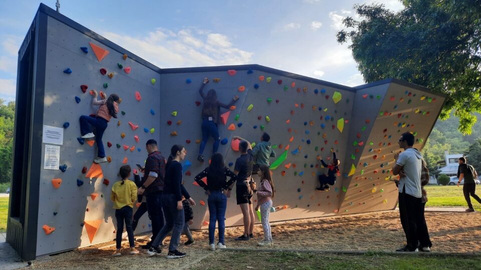 Министерството за надворешни работи на Бугарија и Генералниот конзулат во Битола финансираа болдер – ѕид за качување со трибина