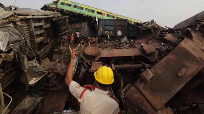 Над 288 загинати и повеќе од 850 повредени во железничка несреќа во Индија